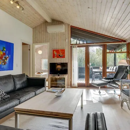 Holiday home Mourits - 1-2km From The Sea In Ne Jutland By Interhome *